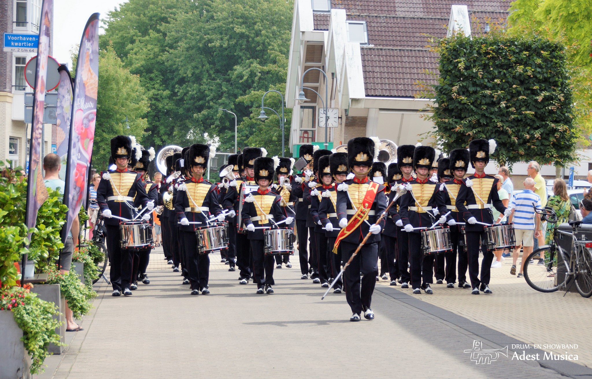 Drum- en Showband Adest Musica na 1,5 jaar weer marcherend door de straten