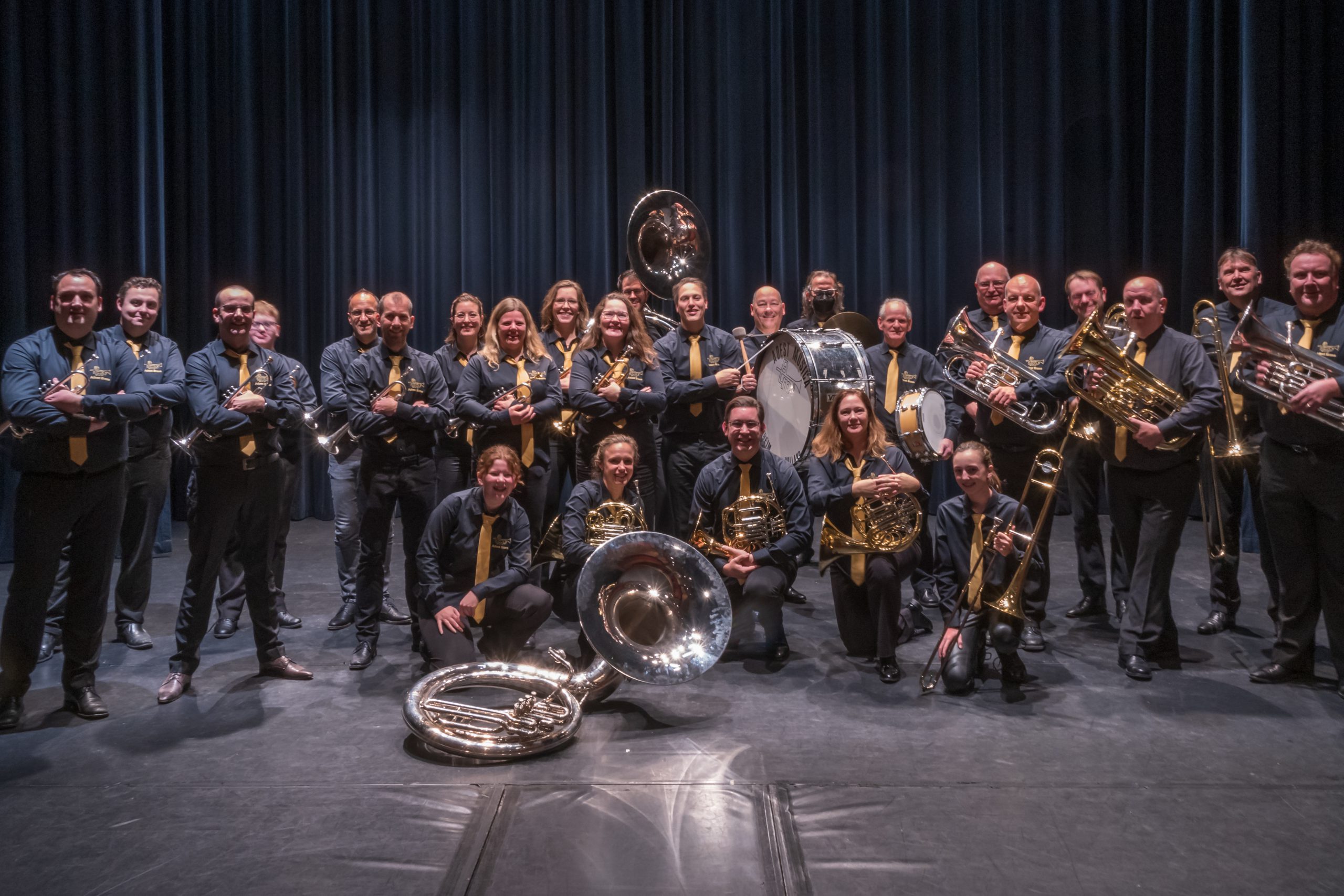 Adest Brass treedt op bij opbouw Bloemencorso