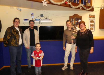 De Jeugdband krijg twee TV-schermen gesponsord