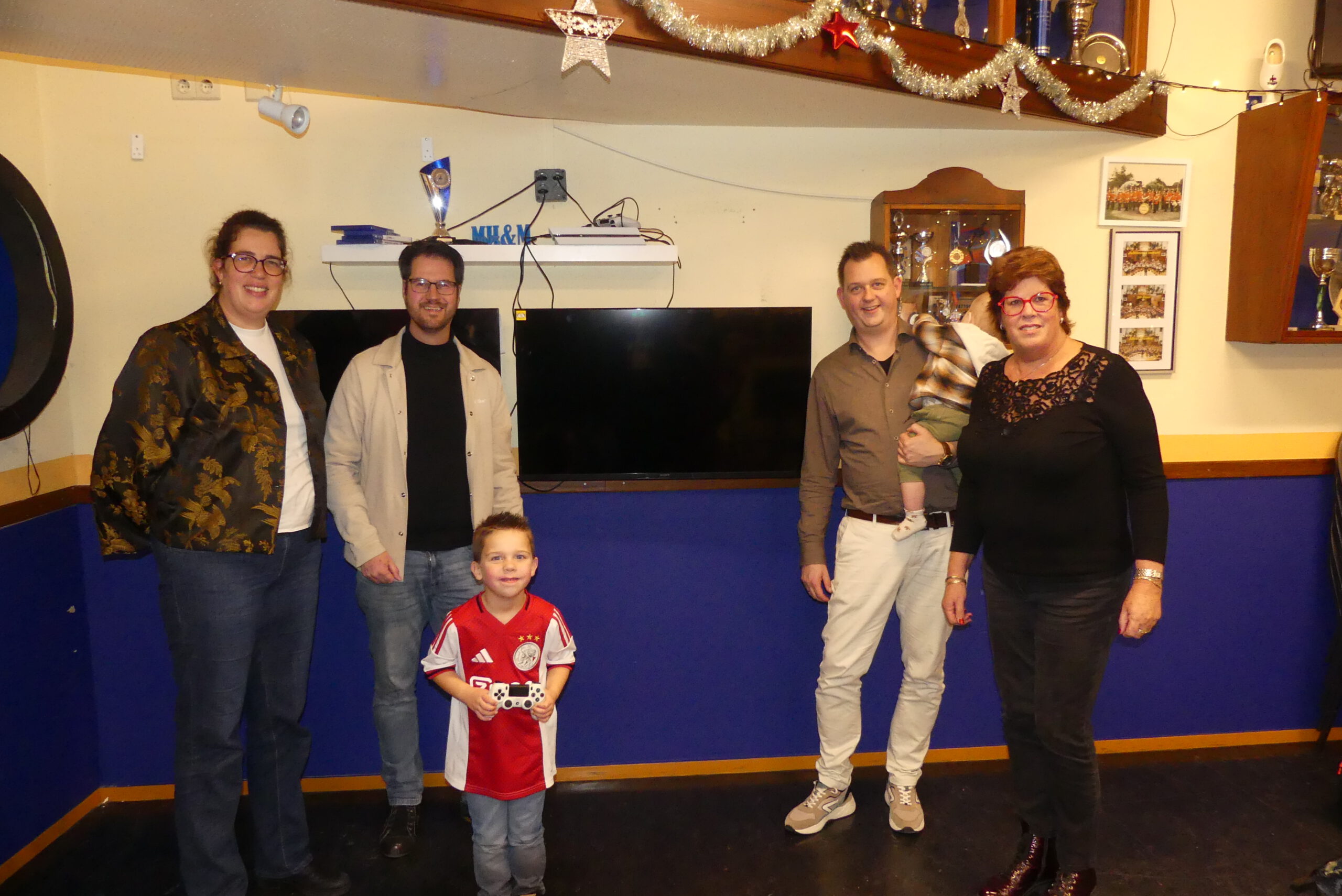 De Jeugdband krijg twee TV-schermen gesponsord